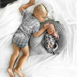 coussin portage bébé doux bleu clair gris rose pâle minky points quatre saisons confortable