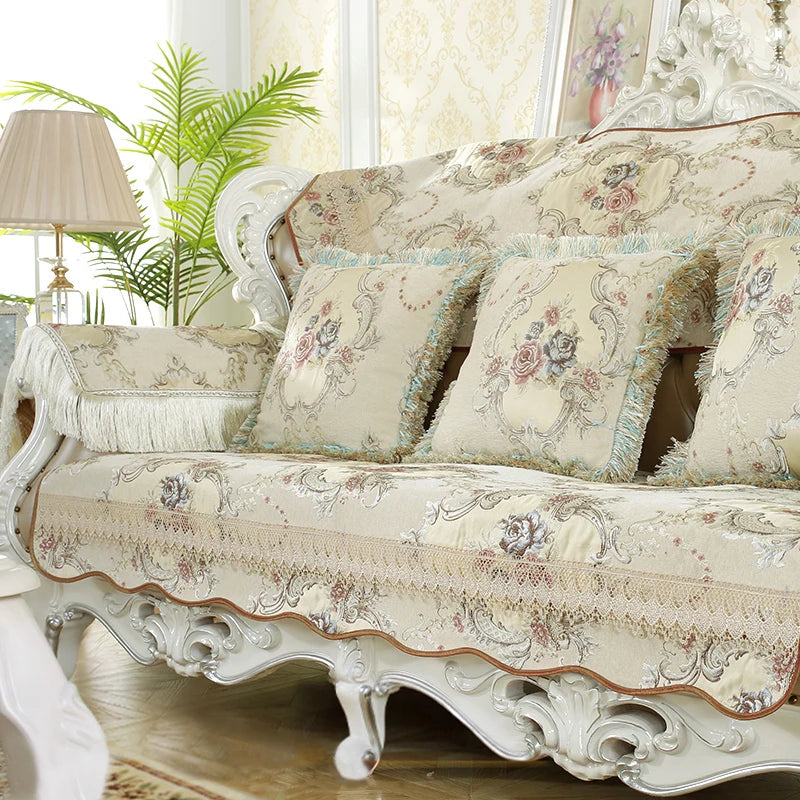 Un élégant canapé richement tapissé de motifs floraux vintage, entouré d'une décoration d'intérieur de style classique.