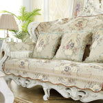 Un élégant canapé richement tapissé de motifs floraux vintage, entouré d'une décoration d'intérieur de style classique.