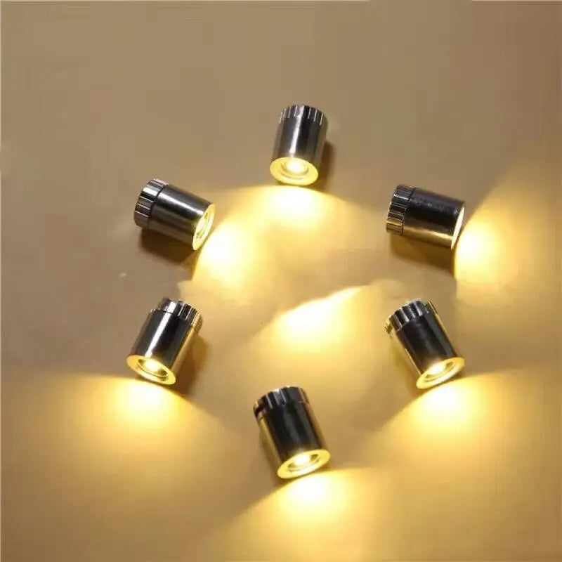 petites lampes led argentées éclairage moderne minimaliste vissées surfaces extérieuresintérieur