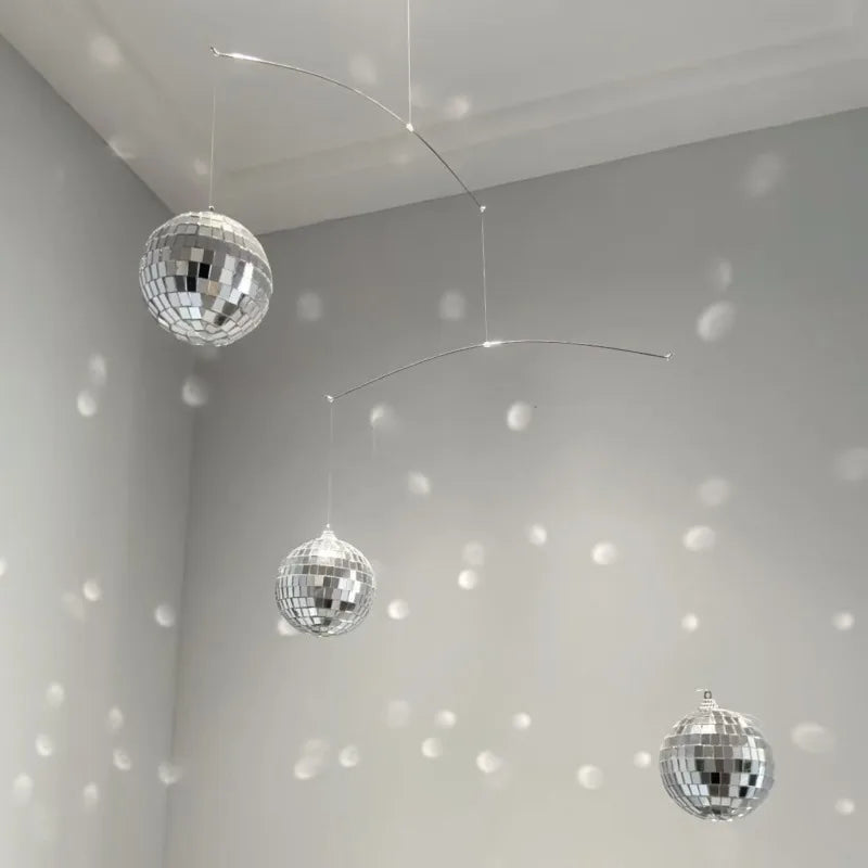 mobile décoratif moderne étoiles boules disco papillons iridescent argent bleu rose noir blanc festive