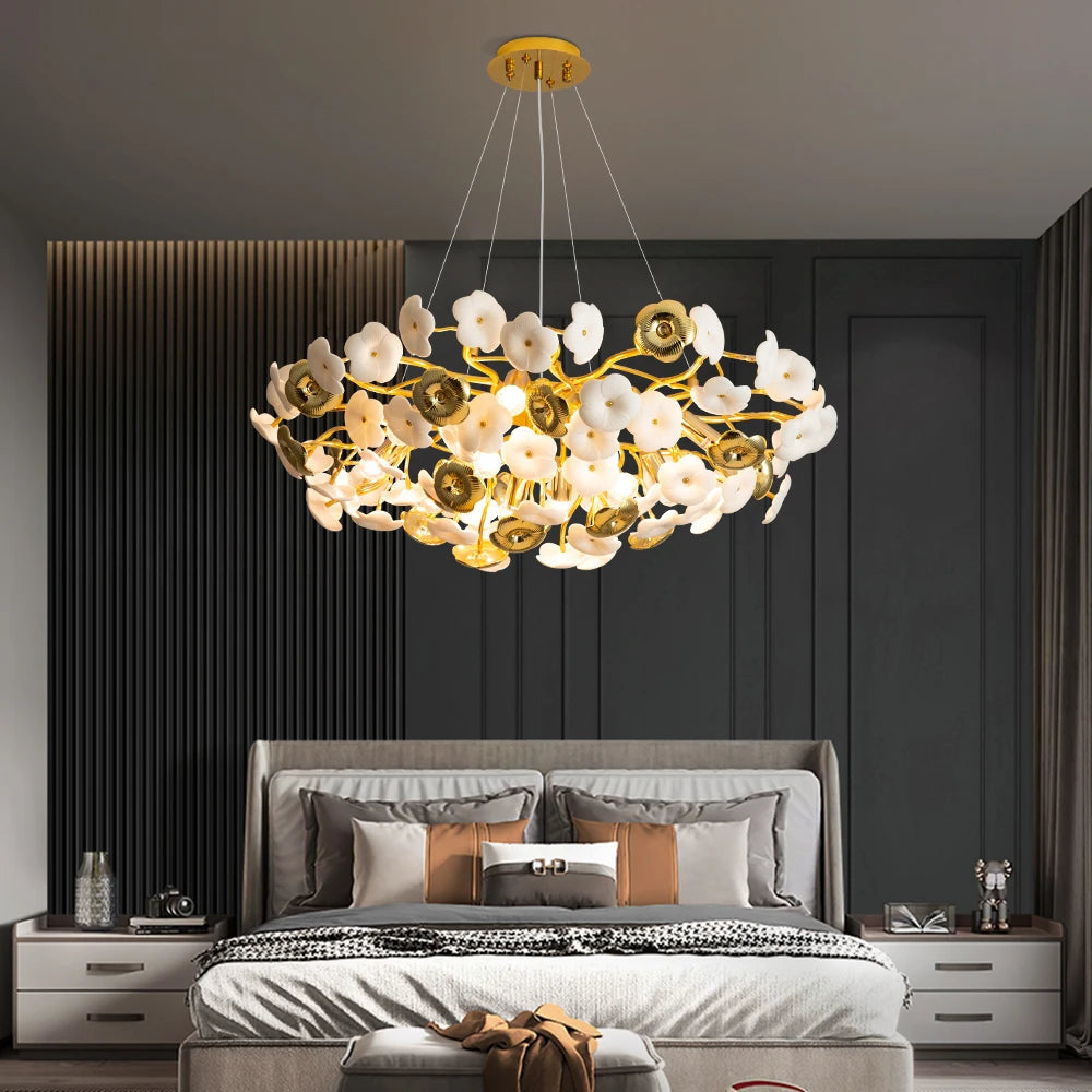 Suspension lumineuse contemporaine dorée fleurs stylisées salon chambre d'hôtel led sources lumière