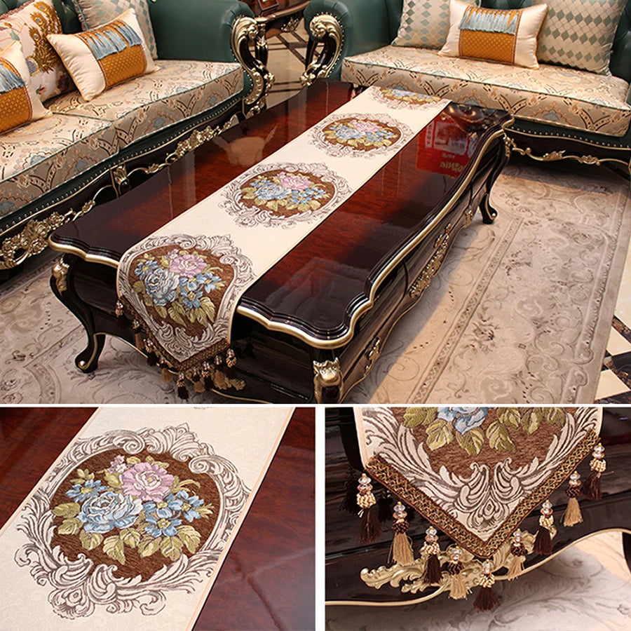 Ensemble de meubles de luxe en bois laqué noir et doré, orné de délicates broderies florales sur les assises et la table basse.
