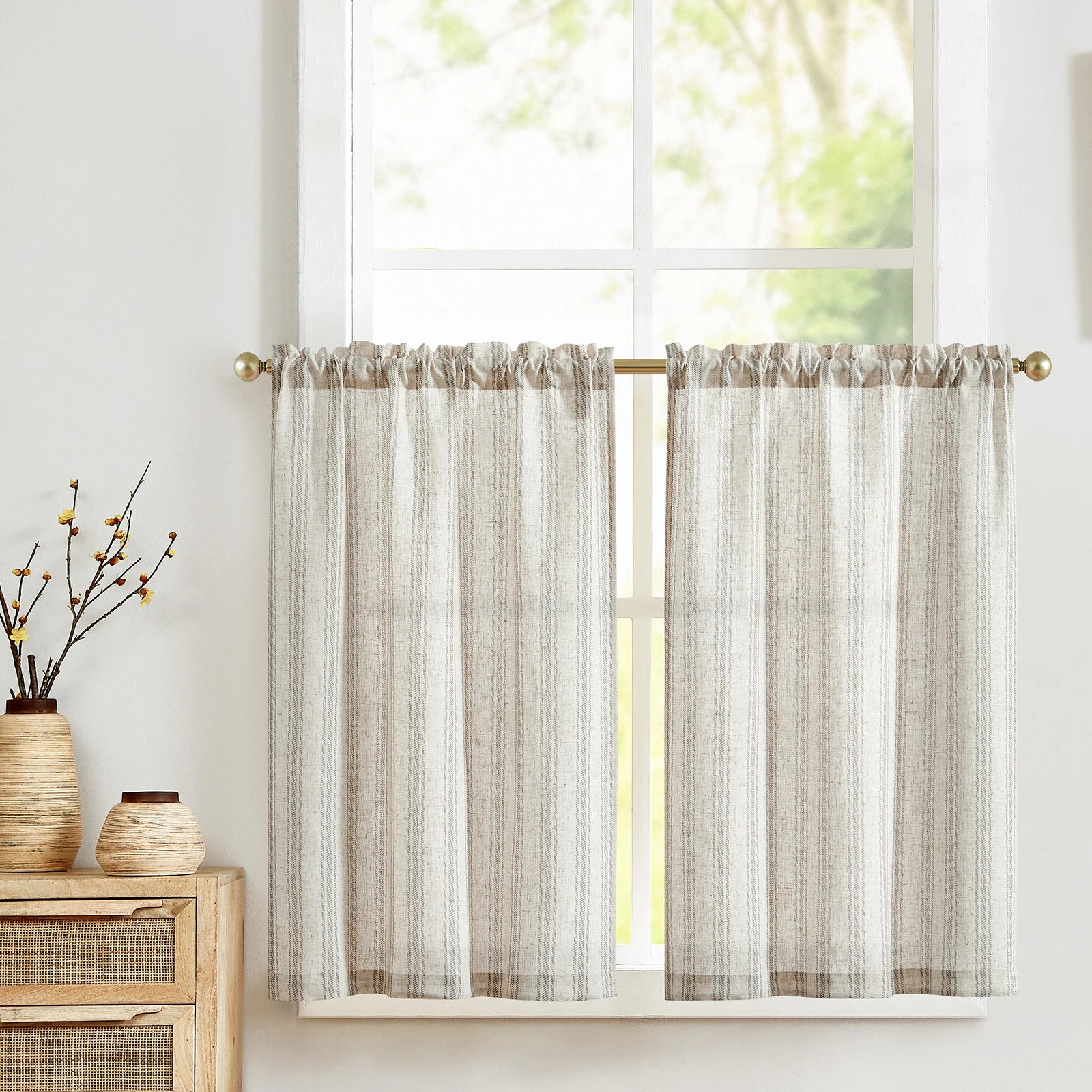 Rideaux élégants à rayures pour fenêtre de salon, ajoutant une touche de charme moderne à votre intérieur. Parfait pour tamiser la lumière tout en préservant l'intimité, idéal pour une décoration intérieure contemporaine. Faciles à installer, ces rideaux conviennent à toutes les pièces de la maison, apportant style et fonctionnalité.