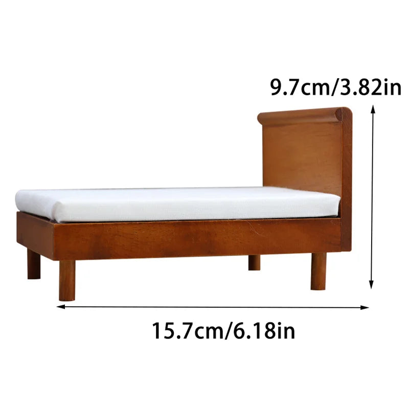 lit miniature classique bois marron clair matelas tête lit tissu uni blanc chambre poupée