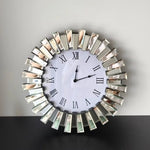 Horloge murale moderne accrochée au-dessus canapé salon