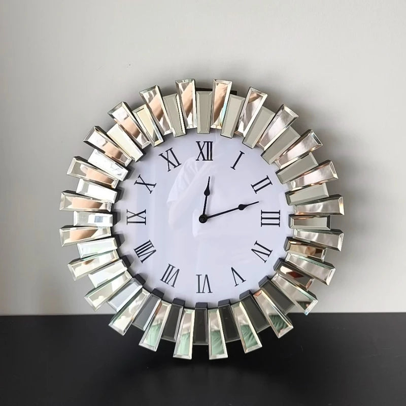 Horloge murale moderne accrochée au-dessus canapé salon