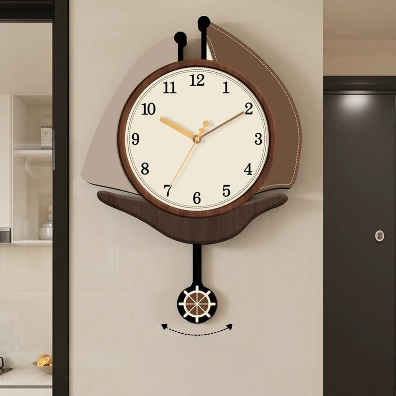 horloge murale moderne aiguille fond blanc cadre marron noir ornement organique chambre salon decoration