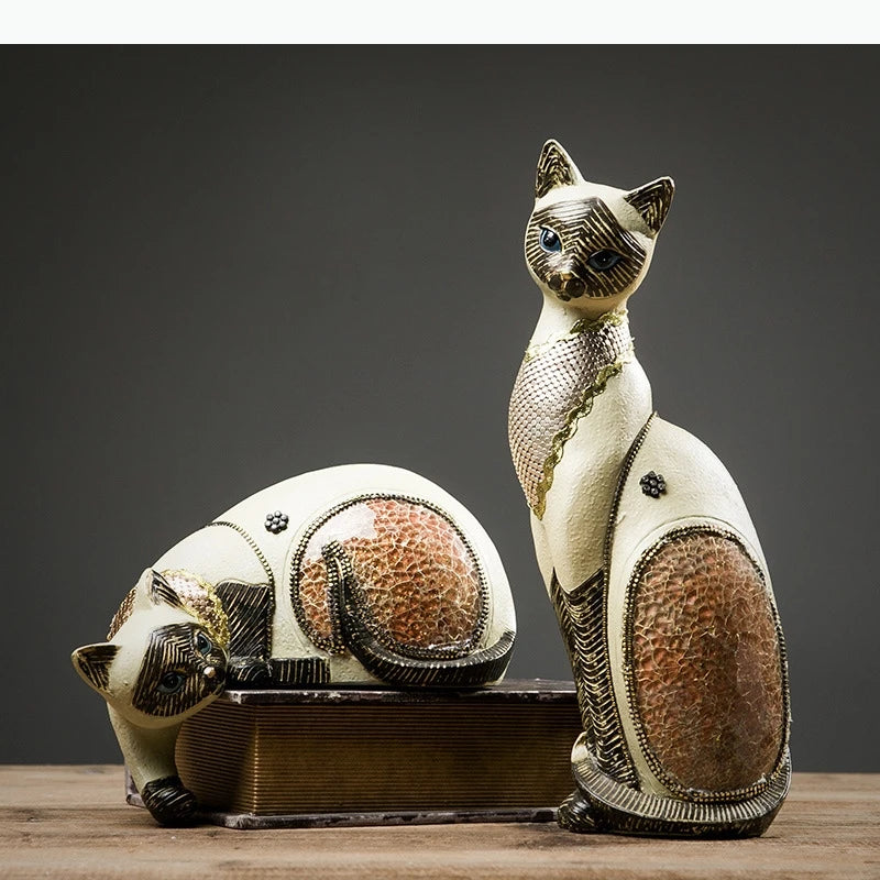 figurines chats decoratives blanc crème marron doré yeux bleus motifs texturés art asiatique ancien