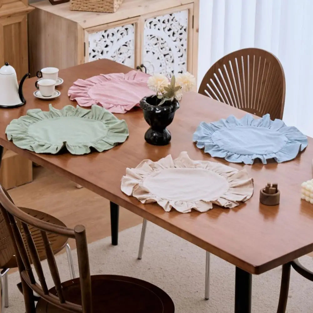 serviettes table vert clair rose pâle beige clair bleu clair bord festonné rustique doux