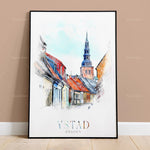Une vue pittoresque de la ville historique de Ystad en Suède, avec ses maisons colorées et son clocher élancé.