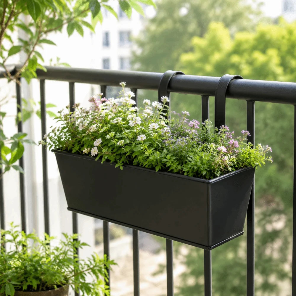bac fleurs suspendu vert clair noir vert fluo violet anneaux métalliques plante verte différente