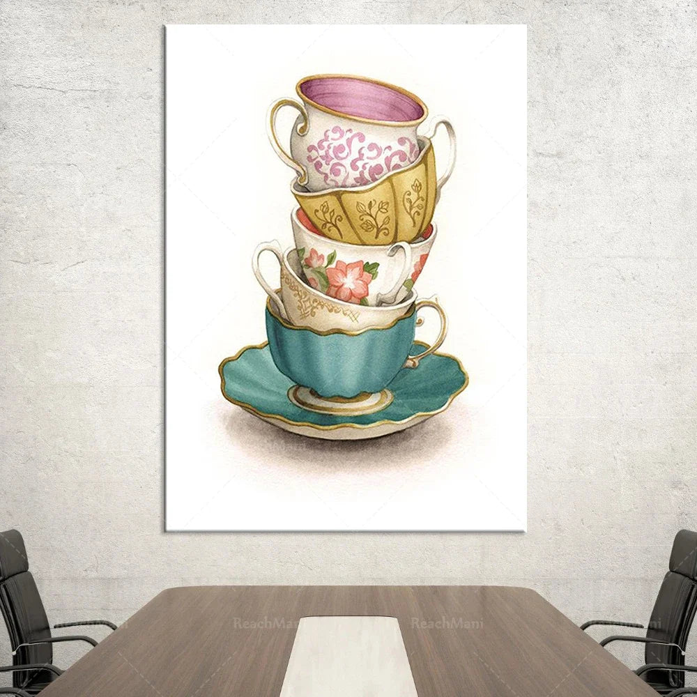 Une pile de tasses à thé colorées et décorées de motifs floraux pose sur une surface de texture grise.