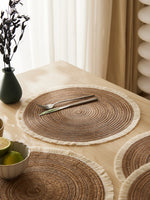 tapis table tressés spirale concentrique marron clair beige franges blanches rustiques naturels 38cm 4pcs