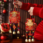 décoration murale chinoise brodée rouge or poissons clochettes rubans suspension artisanale festive