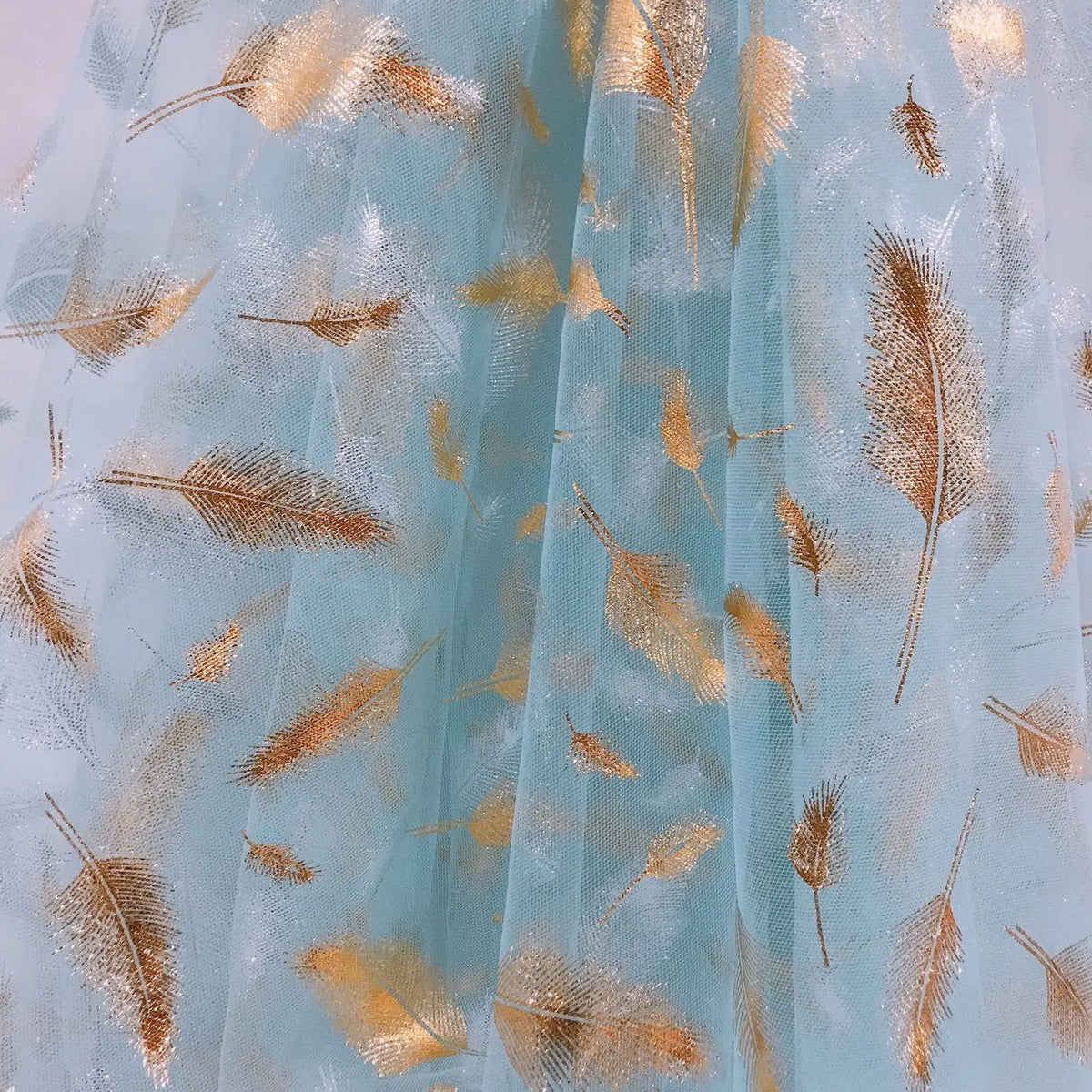 tissu tulle polyester plumes dorées robe élégante occasion festive bleu clair rouge vert gris