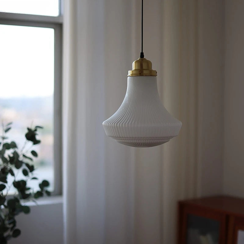 lampe suspendue classique blanc doré rayures verticales opacité câble noir salon ambiance moderne