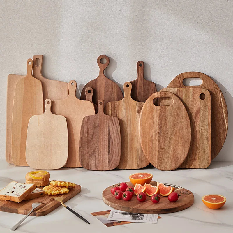 planche découper bois marron grain naturel moderne rustique poignée anneau double face respectueuse environnement