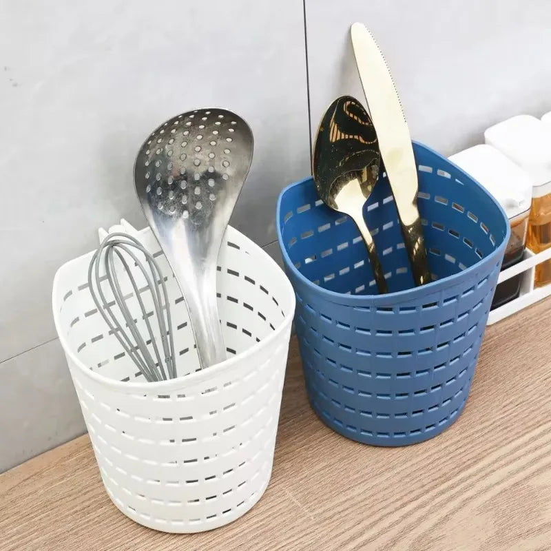 paniers suspendus perforés bleu blanc modernes crochets rangement salle bain cuisine