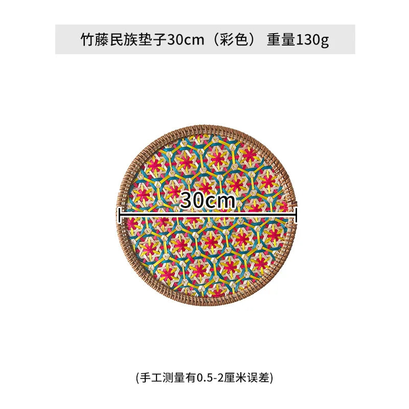 assiettes rondes décoratives tressées motifs géométriques bohèmes couleurs variées sous plats décoratifs
