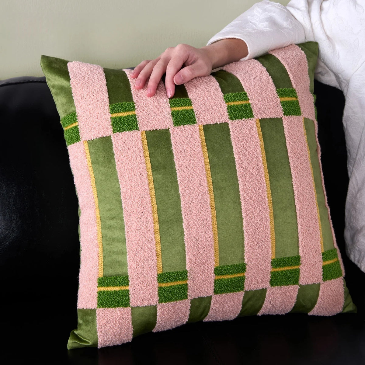coussins bohèmes brodés vert rose jaune motifs florals rayures artisanal lit canapé