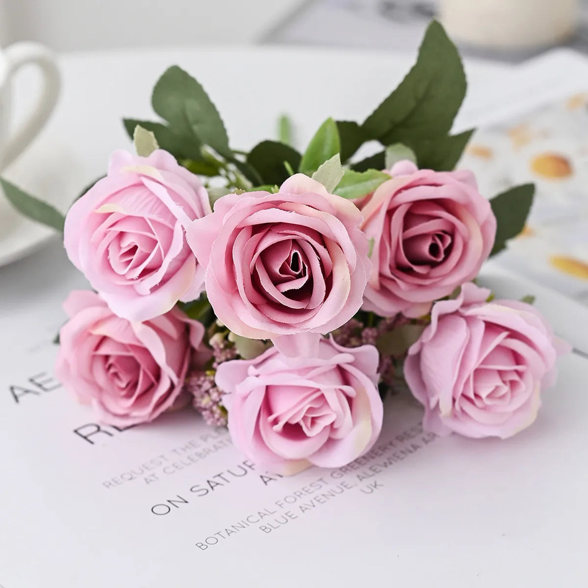 bouquet roses artificielles soie rouge blanc vert decoration mariage anniversaire intérieur classique romantique