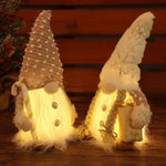 ornements noël poupées blanc doré tissu motifs floraux traditionnels festifs guirlande lumineuse