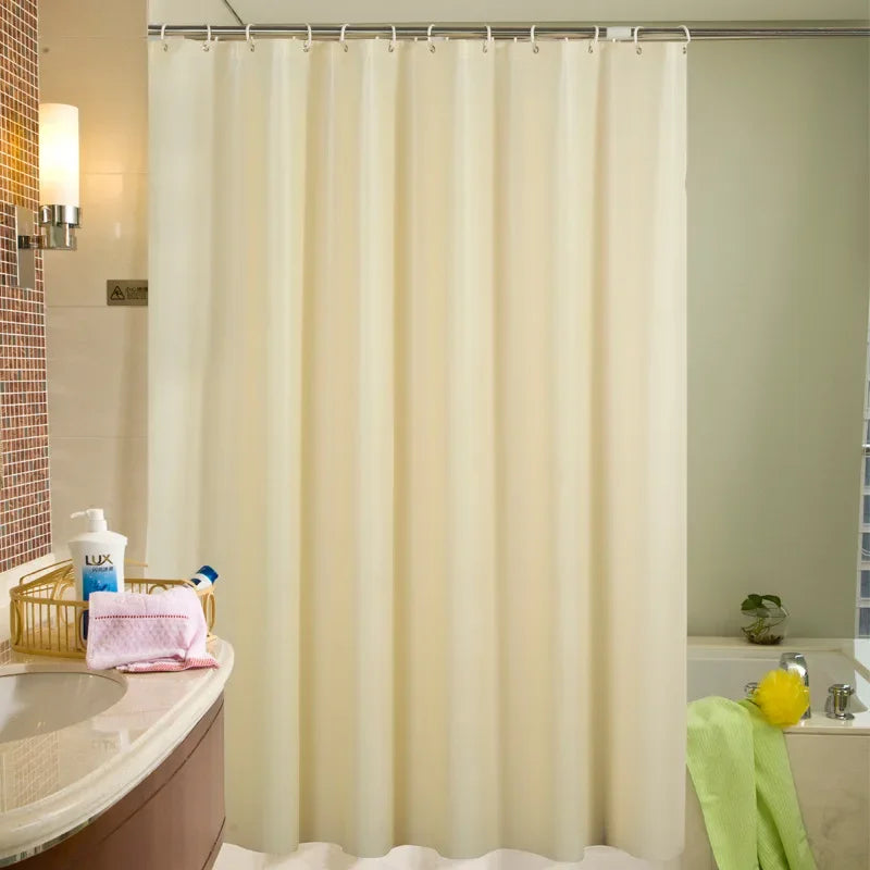 Rideau de douche élégant en tissu blanc dans une salle de bain design avec des accessoires de plomberie modernes tels qu'une baignoire, un robinet et des luminaires, mettant en valeur l'aménagement intérieur et l'harmonie des couleurs. Le rideau contribue à l'ambiance apaisante de la pièce et apporte une touche de fraîcheur avec son linge assorti.