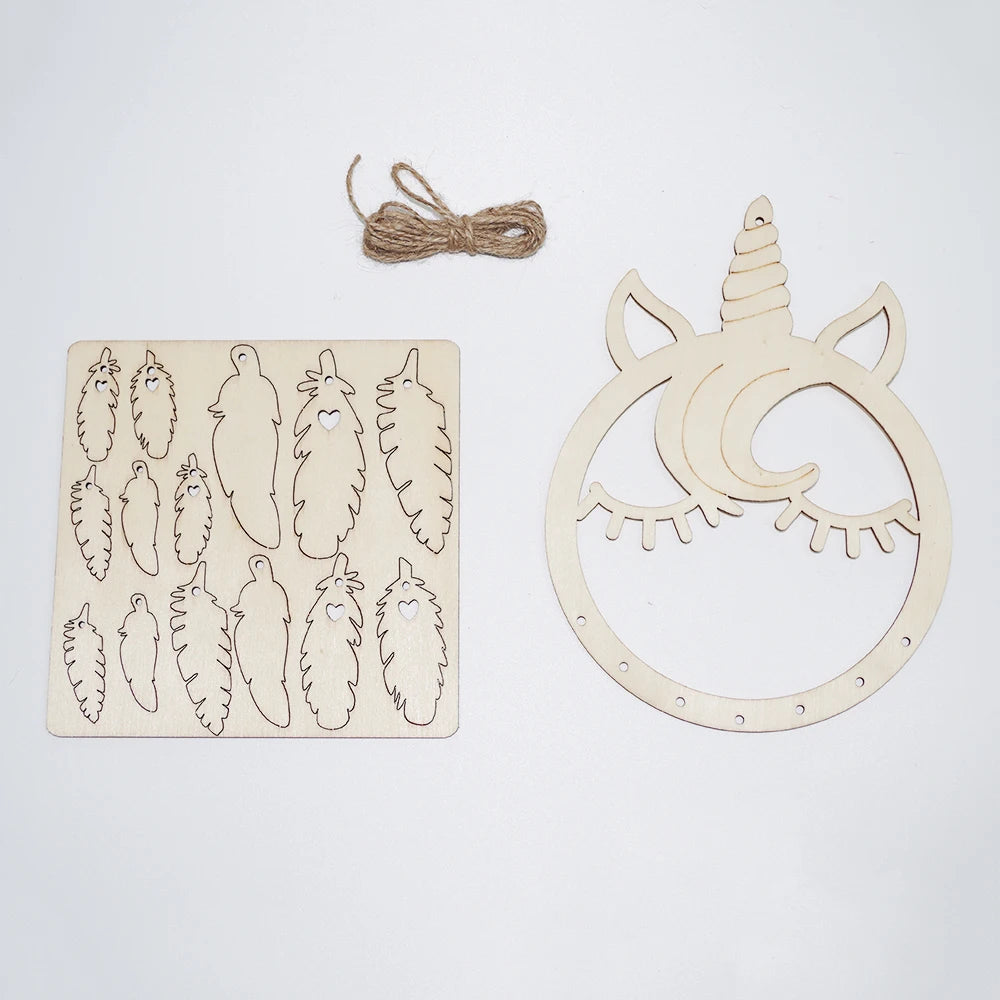 attrape rêves boho artisanal plumes motifs géométriques naturel bois chambre décoration murale