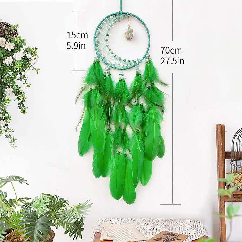 Capteur de rêves circulaire vert décoratif suspendu avec de belles plumes.