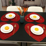 placemat rouge filigrane moderne assiettes fourchettes couteaux vase fleurs séchées table isolation résistance chaleur