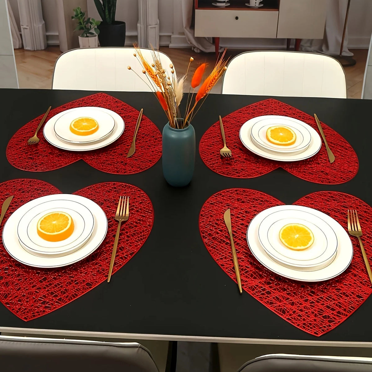 placemat rouge filigrane moderne assiettes fourchettes couteaux vase fleurs séchées table isolation résistance chaleur