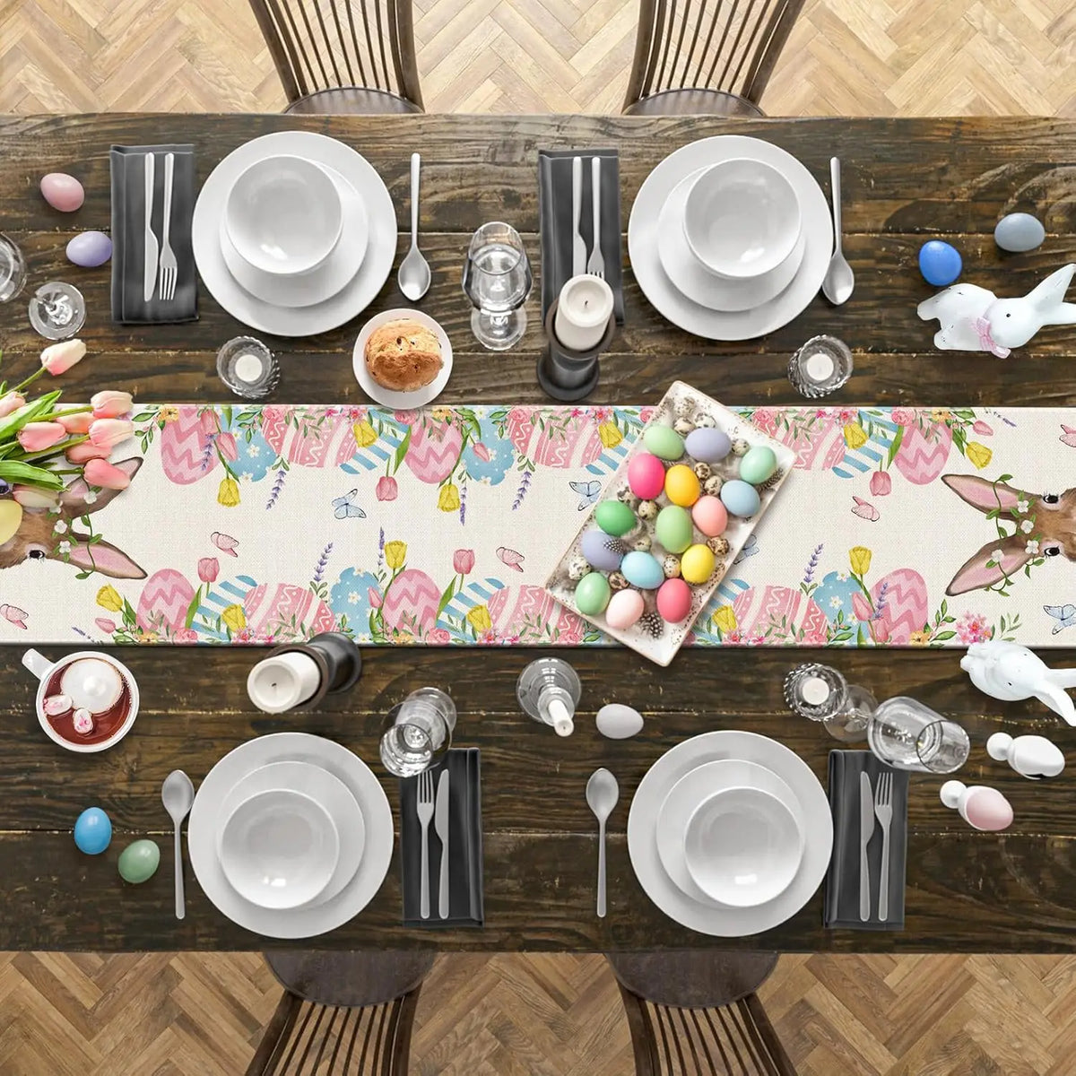 Une belle table de Pâques avec une nappe colorée et des décorations printanières, des assiettes et ustensiles en blanc et noir, et un plat rempli d'oeufs de Pâques multicolores.