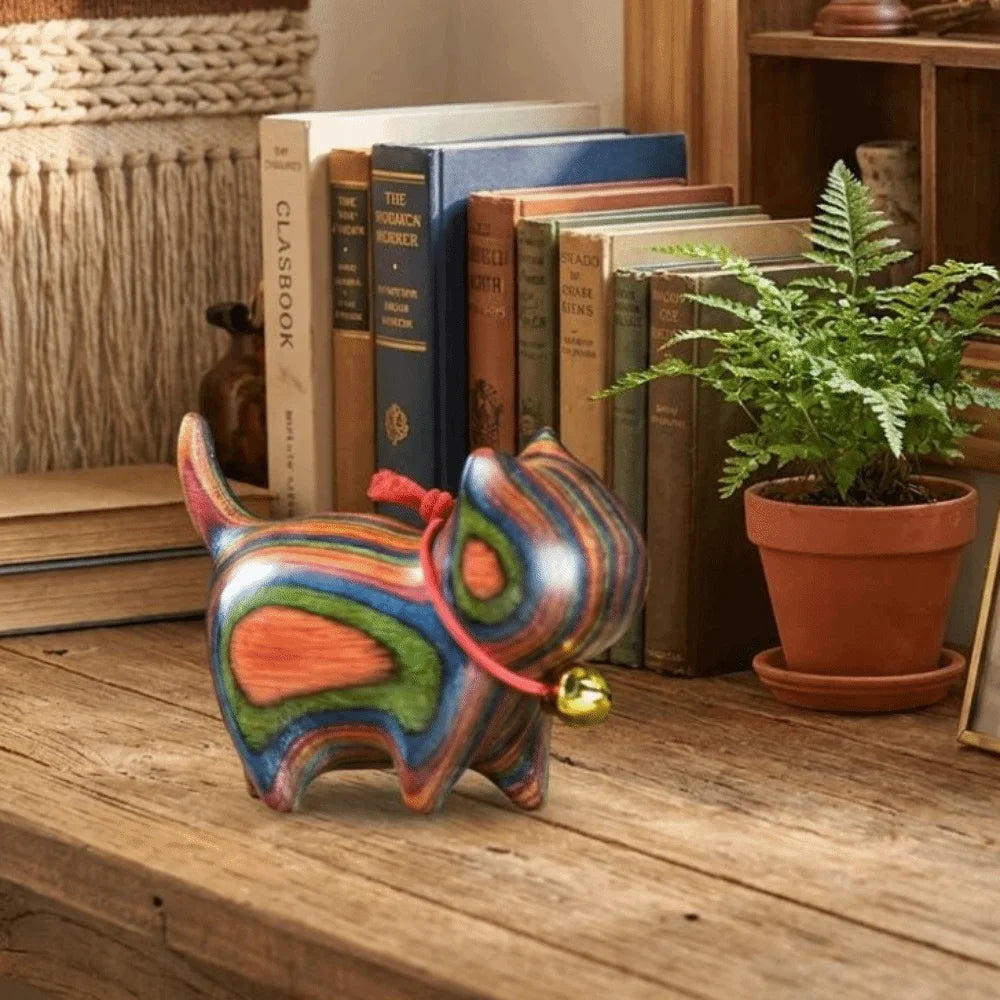 statue chat bois marron multicolore abstraite moderne clochette dorée collier rouge