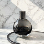 vase moderne transparent gris foncé boule ronde callas orchidées décoration intérieure arrangement floral table