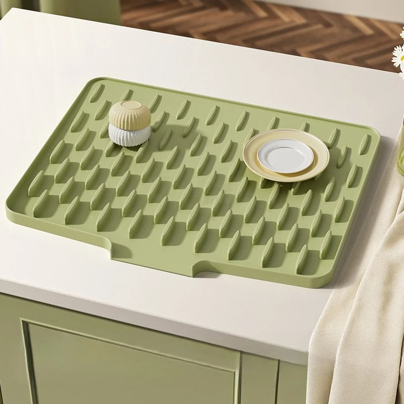 tapis séchage silicone multifonctionnel moderne vert gris assiettes bols couverts planche découpe ustensiles légumes