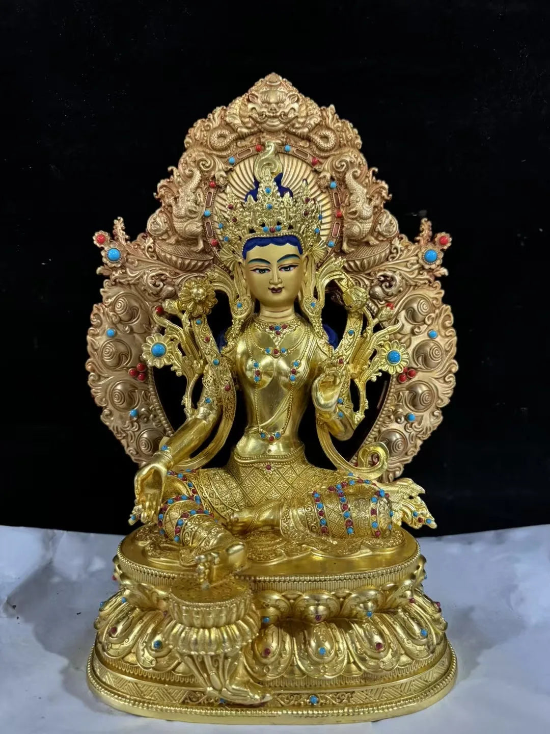 statue bouddhiste or bleu rouge turquoise décoration florale tibétain multiple bras base lotus
