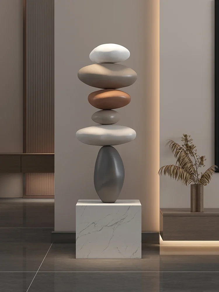 décoration intérieure sculpture pierre équilibrée socle marbre nuance beige contemporain minimaliste salon chambre