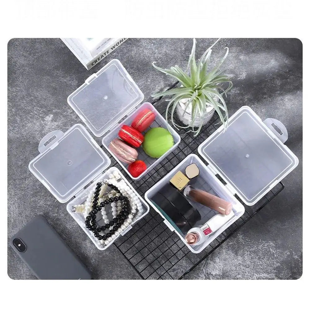 Boîte de rangement plastique transparente dans une étagère de salle de bain