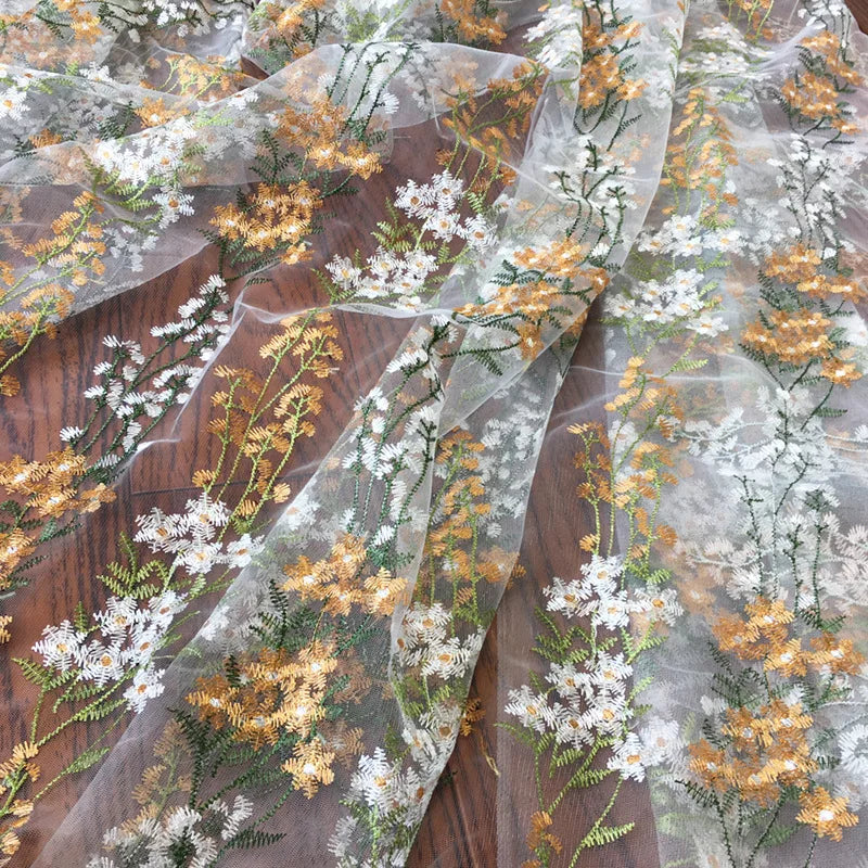 tissu tulle brodé fleurs orangées blanches feuilles vertes beige translucide pastoral