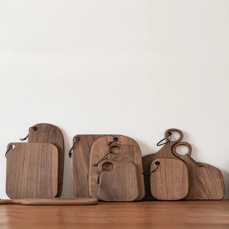 planches découper bois massif noyer marron foncé moderne rectangle poignée anneaux cuir cuisine restaurant