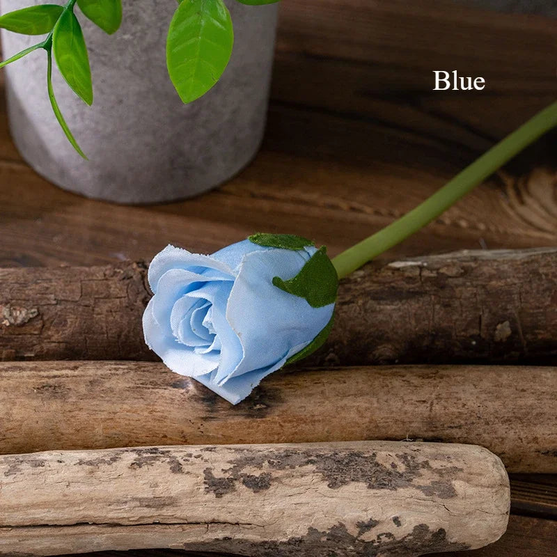 décoration intérieure bouquet roses artificielles blanc rose bleu violet classesiques feuilles verte mariage anniversaire
