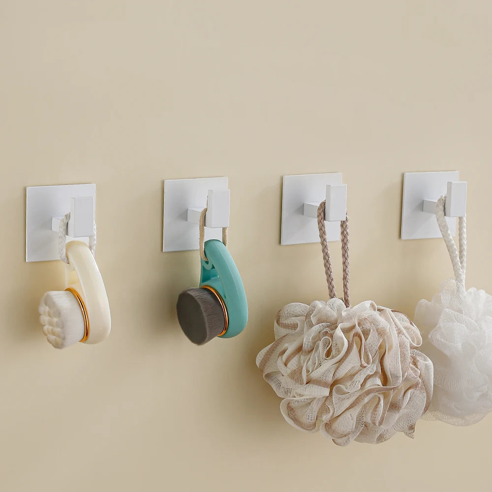 Installation facile du crochet adhésif sur une surface propre