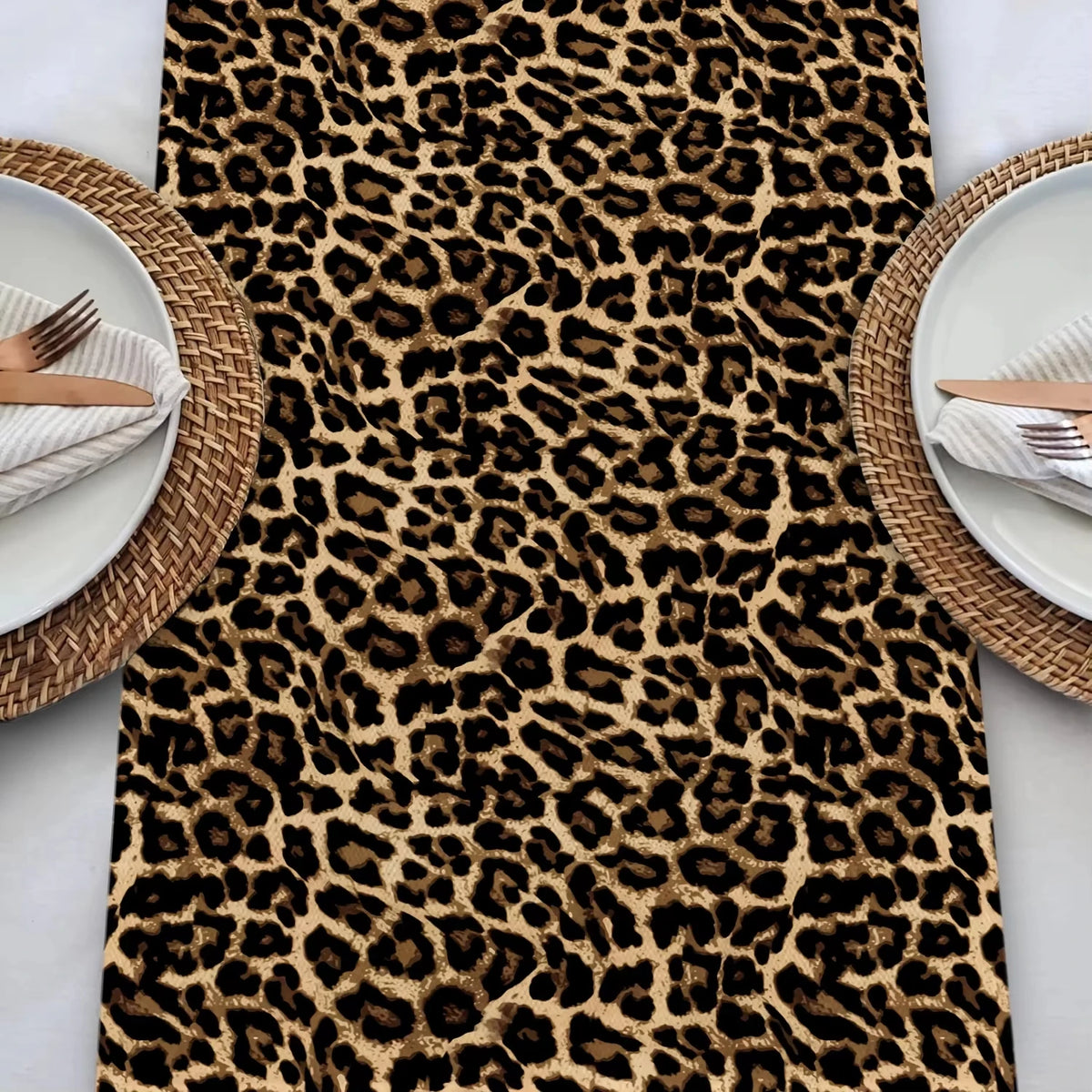 nappe table léopard motif animalier décoration intérieure beige marron rustique assiettes verres fleurs