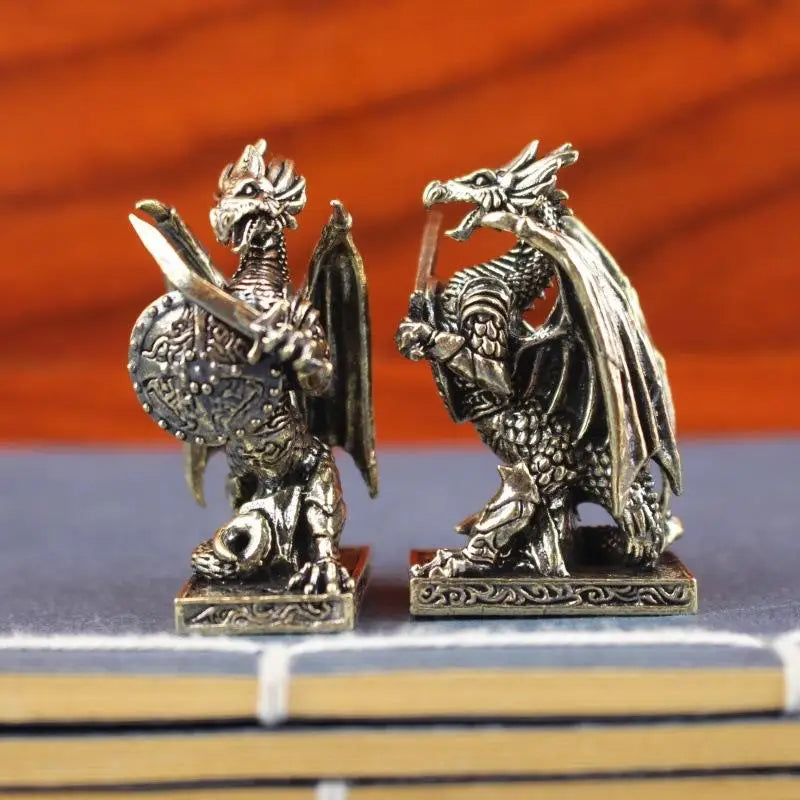figurine dragon or argent métal détaillée épée bouclier base gravée fantastique médiéval maison