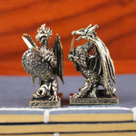 figurine dragon or argent métal détaillée épée bouclier base gravée fantastique médiéval maison