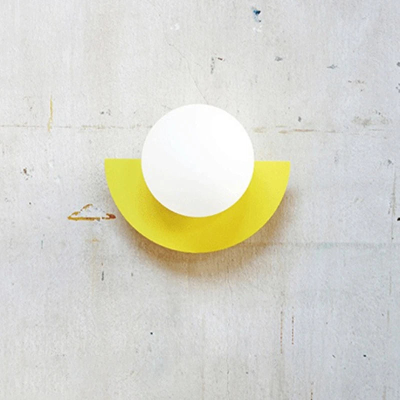 lampes murales modernes blanc rouge noir jaune sphères translucides demi cercles opaques minimaliste