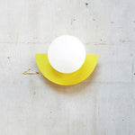 lampes murales modernes blanc rouge noir jaune sphères translucides demi cercles opaques minimaliste