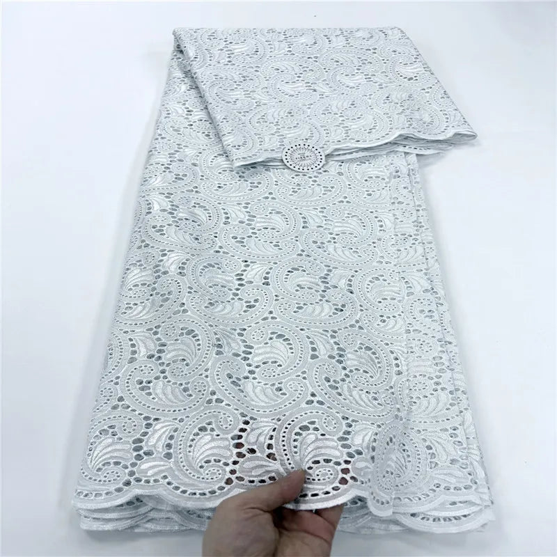 tissu dentelle coton blanc motifs floraux broderie strass robe couture luxe