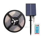 Ruban LED solaire extérieur orange éclairant une terrasse